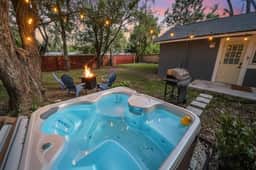 Bungalow by USF/Busch Gardens w Hot Tub & Fire Pit